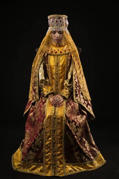 Russische koningin in historische kleding pak — Stockfoto