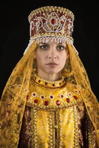 Русская королева в историческом костюме — стоковое фото