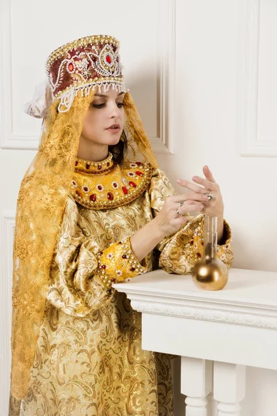 Ruské královna nasype jed do šálku — Stock fotografie