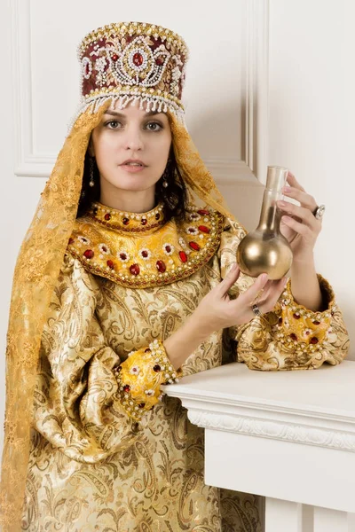 Русская королева наливает яд в чашу — стоковое фото