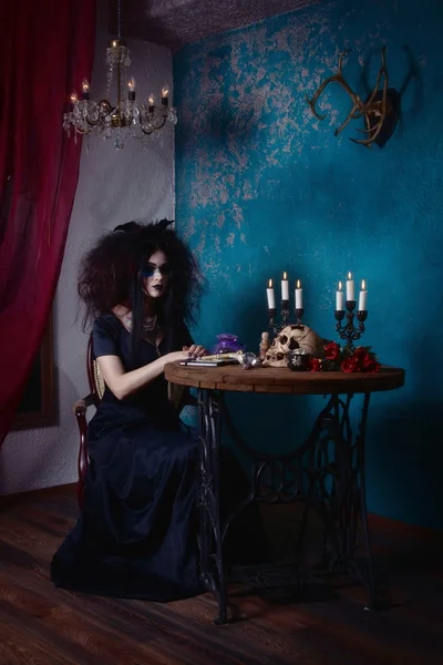 Злая ведьма в темной комнате — стоковое фото