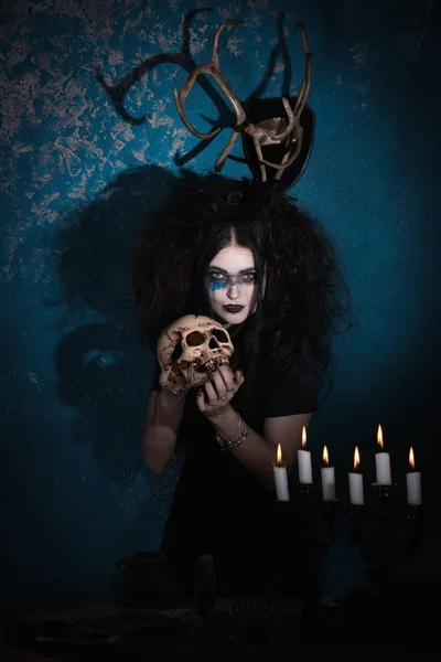 Böse Hexe mit Totenkopf — Stockfoto