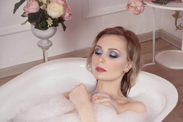 Beautiful sexy woman in a  bathroom — Stock Photo, Image