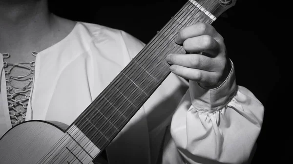 Hombre tocando instrumento renacentista español vihuela de mano — Foto de Stock