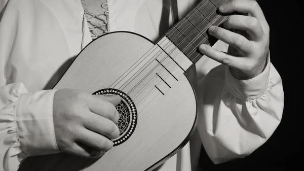Mann spielt spanisches Renaissance-Instrument vihuela de mano — Stockfoto