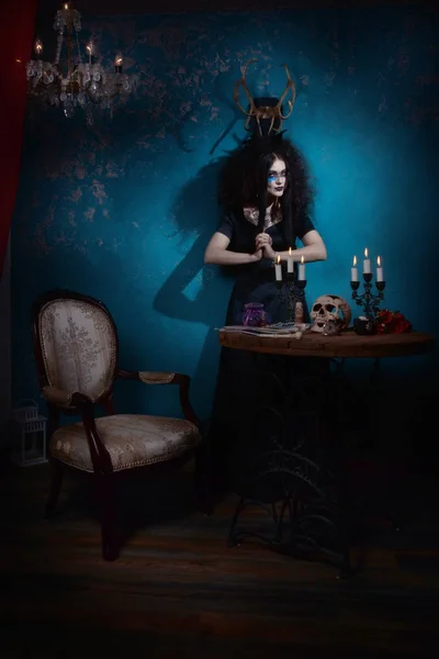Zła czarownica w ciemnym pokoju. — Zdjęcie stockowe