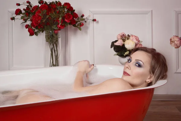 Szép szexi nő a fürdőszobában — Stock Fotó