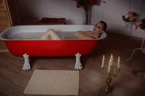 Bir banyo güzel seksi kadın — Stok fotoğraf