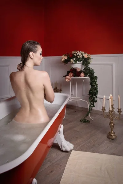 Belle femme sexy dans une salle de bain — Photo