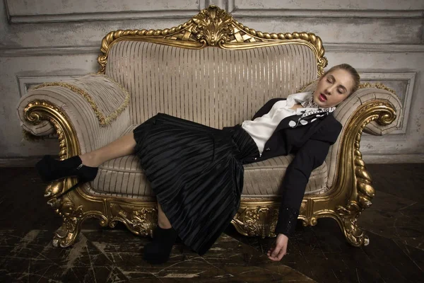 被勒死的商业妇女躺在沙发上 (模仿) — 图库照片
