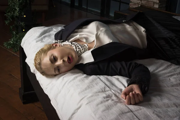 Задушенная деловая женщина лежит на кровати — стоковое фото