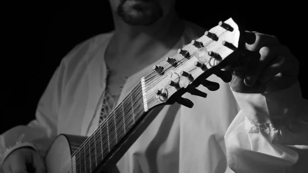 Homem tocando instrumento renascentista espanhol vihuela de mano — Fotografia de Stock