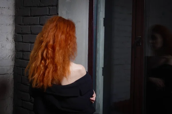 ビンテージ インテリアの赤毛の女性 — ストック写真