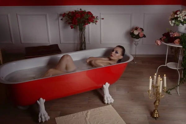 Hermosa mujer sexy en un baño — Foto de Stock