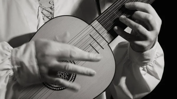 Homem tocando instrumento renascentista espanhol vihuela de mano — Fotografia de Stock