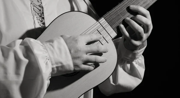 Hombre tocando instrumento renacentista español vihuela de mano —  Fotos de Stock