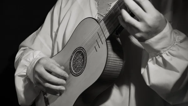 Hombre tocando instrumento renacentista español vihuela de mano — Foto de Stock