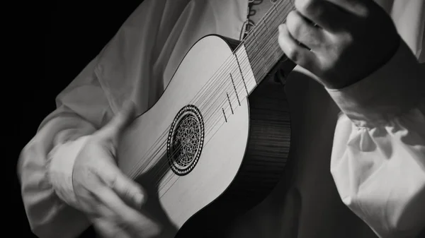 Hombre tocando instrumento renacentista español vihuela de mano — Foto de Stock