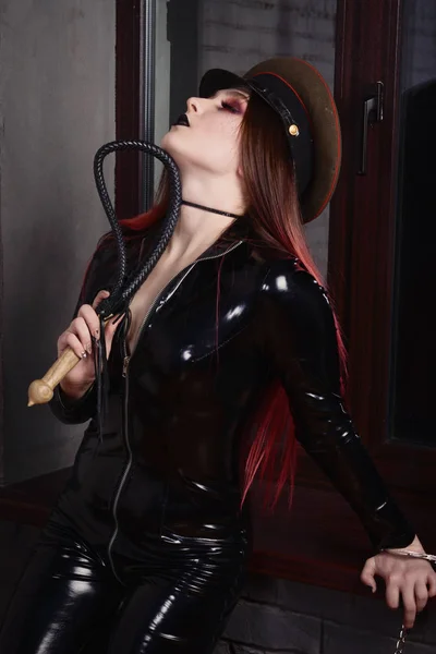 Sexuell kvinna i en svart latex kostym — Stockfoto
