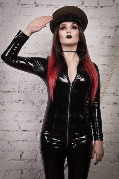 Femme sexuelle en costume de latex noir — Photo