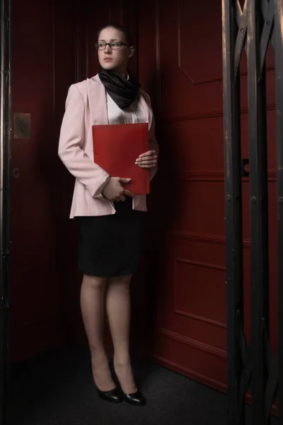 Mujer de negocios viene del ascensor — Foto de Stock