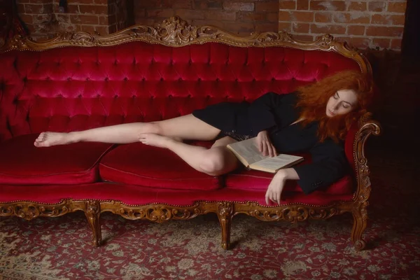 Kızıl saçlı kadın vintage iç — Stok fotoğraf
