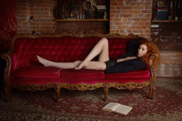 Femme rousse dans l'intérieur vintage — Photo