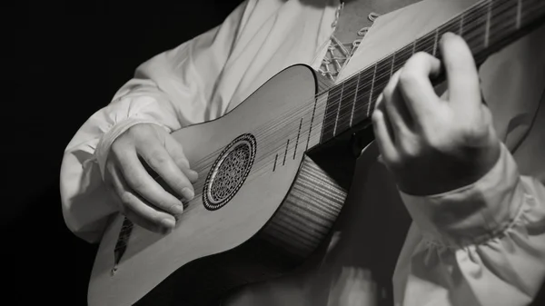 Homem tocando instrumento renascentista espanhol vihuela de mano — Fotografia de Stock