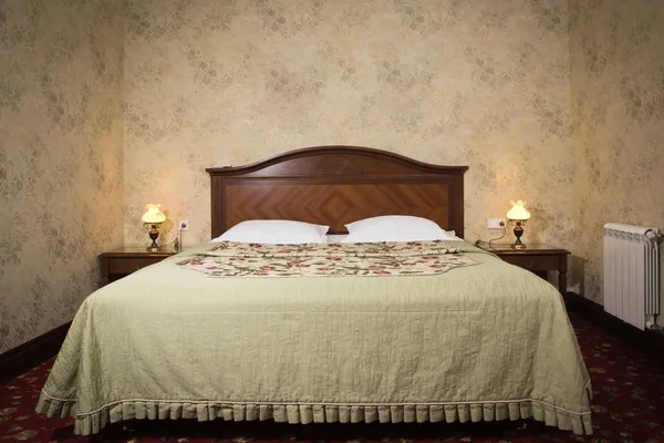 ビンテージ ベッド付きのベッドルームのインテリア — ストック写真