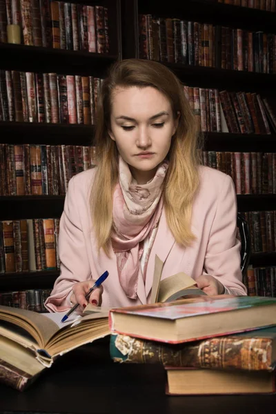 Estudante se preparando para um exame — Fotografia de Stock