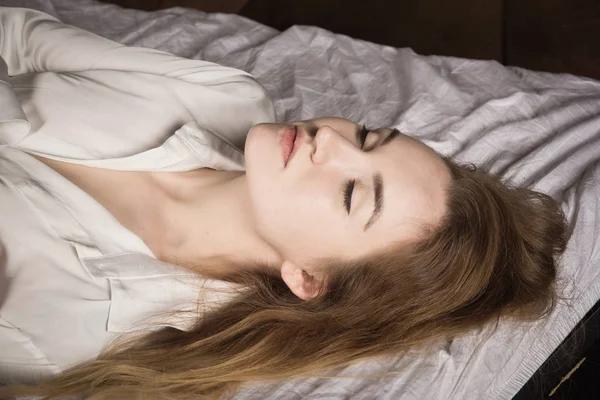 Cinsel duygusal çekici kadın bir boudoir poz — Stok fotoğraf