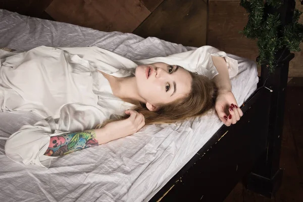 Donna attraente emotiva sessuale in posa in un boudoir — Foto Stock