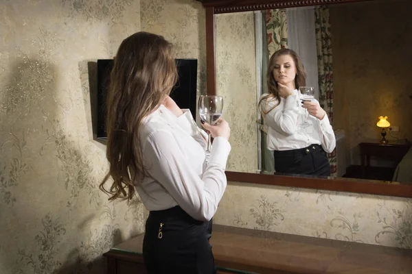 Retrato de una mujer hermosa como la aplicación de maquillaje —  Fotos de Stock