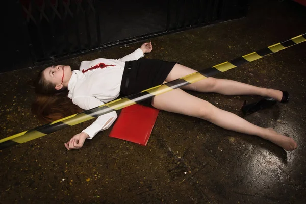 Деловая женщина застрелена в сундук в старом лифте — стоковое фото