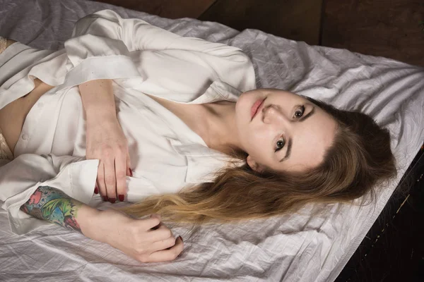 Seksuele emotionele aantrekkelijke vrouw poseren in een boudoir — Stockfoto