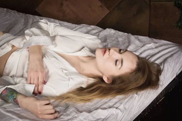 Sexuell känslomässiga attraktiv kvinna poserar i en boudoir — Stockfoto