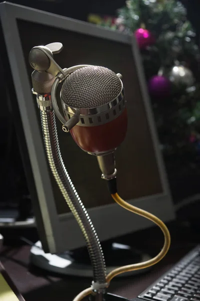 Μικρόφωνο στο ραδιοφωνικό στούντιο — Φωτογραφία Αρχείου