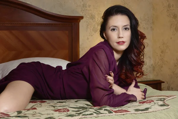 Sexuell emotional attraktive Frau posiert in einem Boudoir — Stockfoto