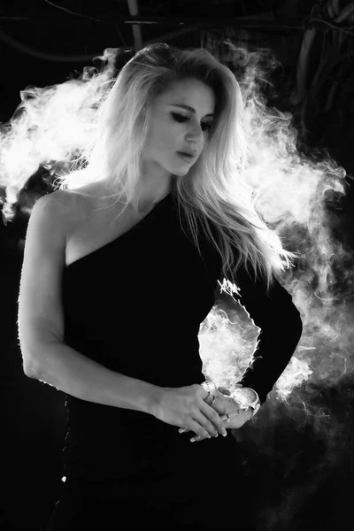 Uma mulher bonita fuma — Fotografia de Stock