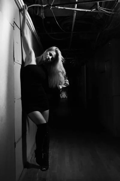 Uma mulher bonita em um quarto escuro — Fotografia de Stock