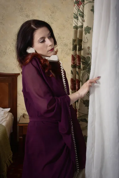 Красивая женщина говорит по телефону — стоковое фото