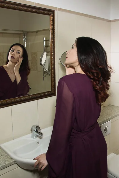 Vacker sexig kvinna i ett badrum — Stockfoto