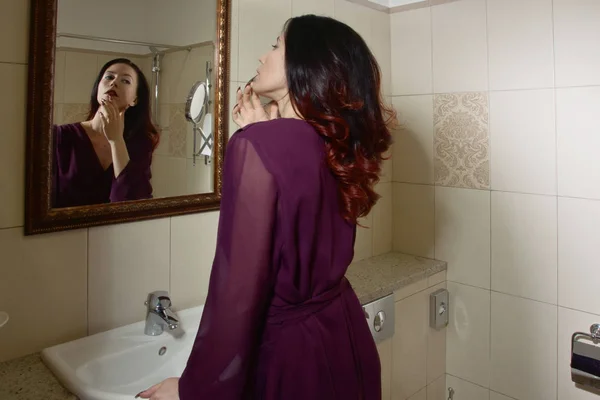 Mooie sexy vrouw in een badkamer — Stockfoto