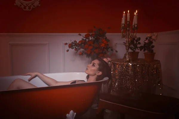 Kırmızı banyo güzel seksi kadın — Stok fotoğraf