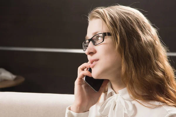 Mooie zakenvrouw spreekt per telefoon — Stockfoto