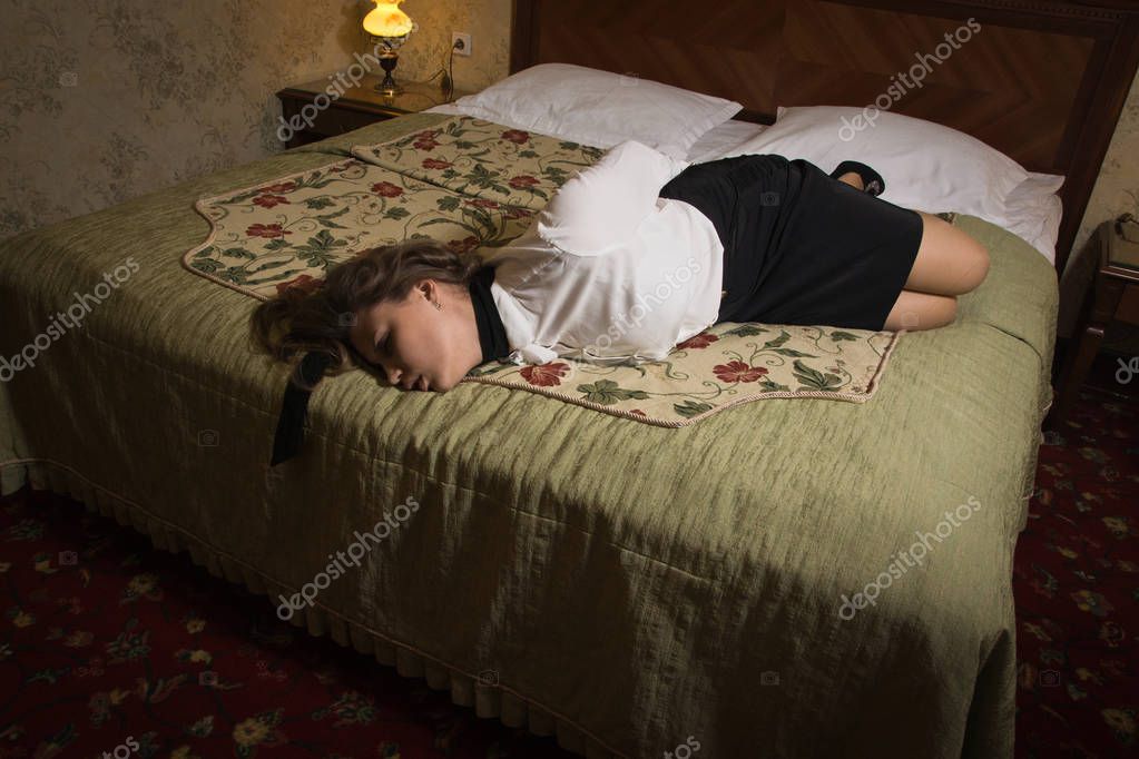 Красивые спящие девушки. Женщина лежит на кровати. Связанная на кровати. Девушка лежит на кровати. Связал спящую девушку.