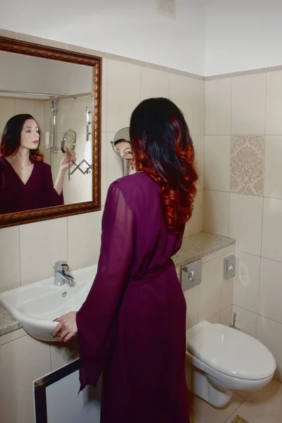 Mooie sexy vrouw in een badkamer — Stockfoto