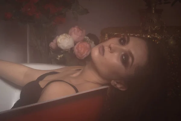Mooie sexy vrouw in een rood badkamer — Stockfoto