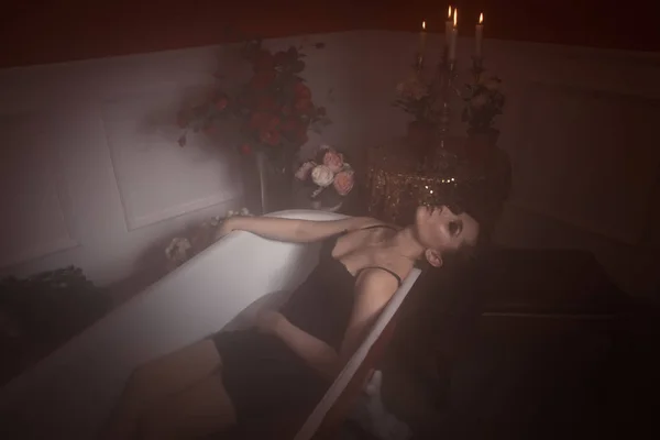 Belle femme sexy dans une salle de bain rouge — Photo