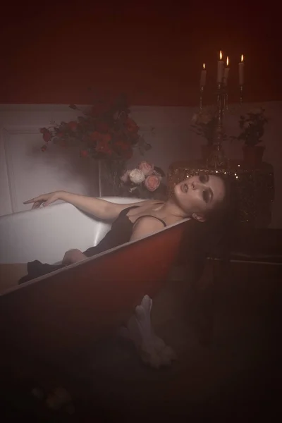 Belle femme sexy dans une salle de bain rouge — Photo